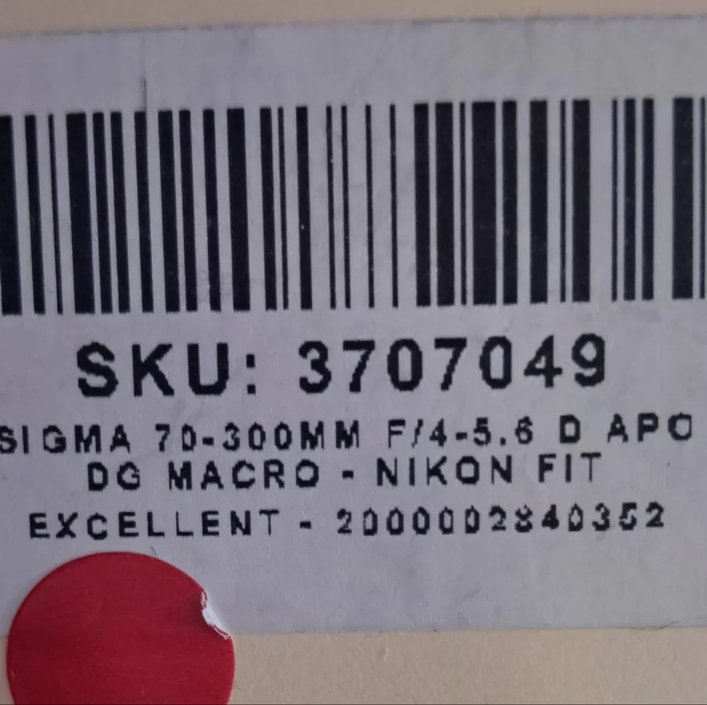 Sigma 70-300mm F/4-5.6 APO Macro Lens And Leather Case